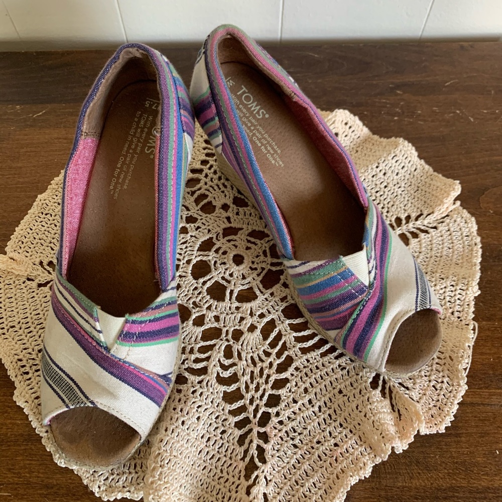 Toms classic wedge pump